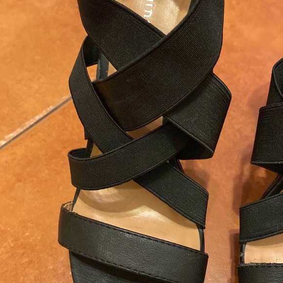 Chinese Laundry strappy wedges 5" platforms. Sexy, comfortable. Great Condition - Picture 3 of 8